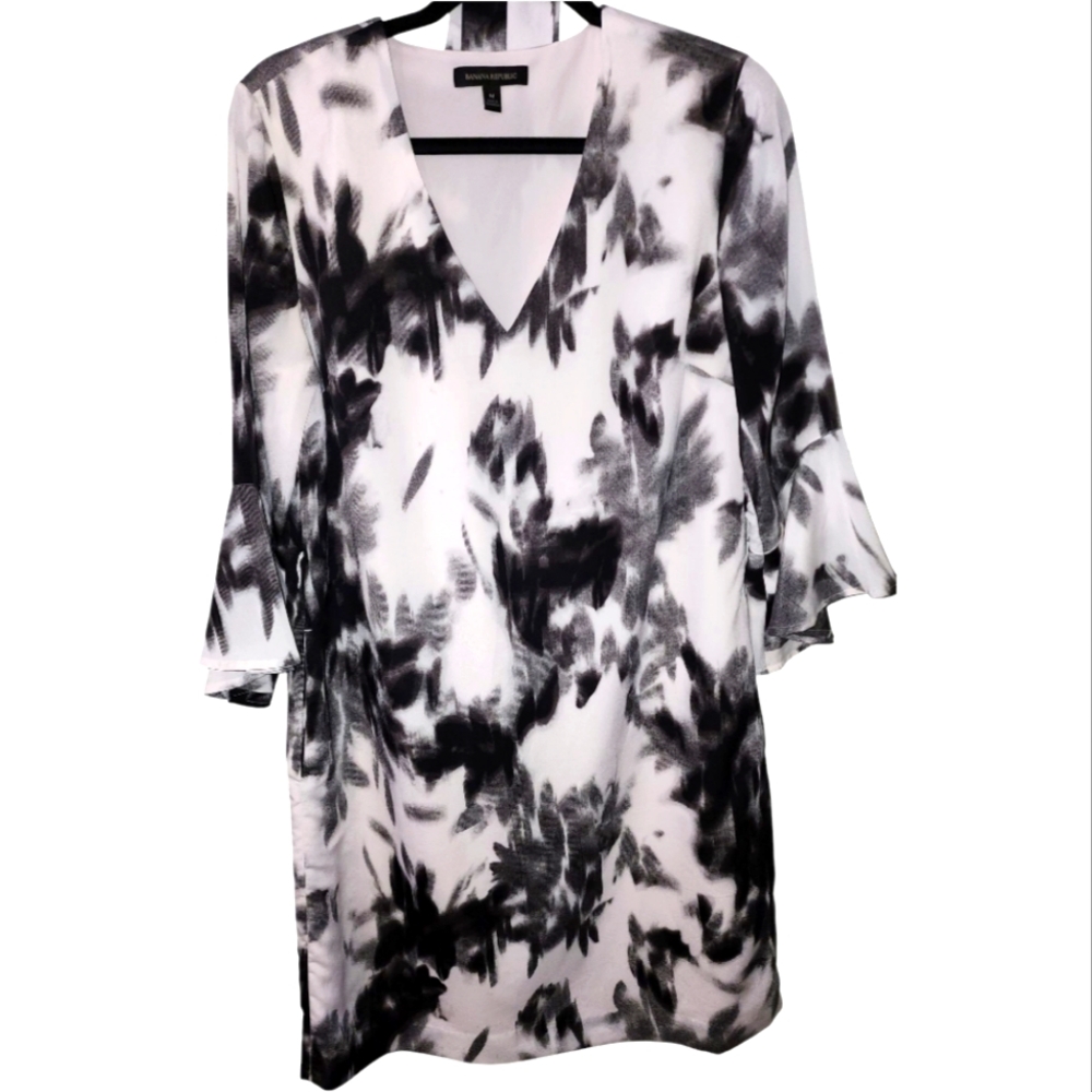 Chic Black and White V-Neck Blouse